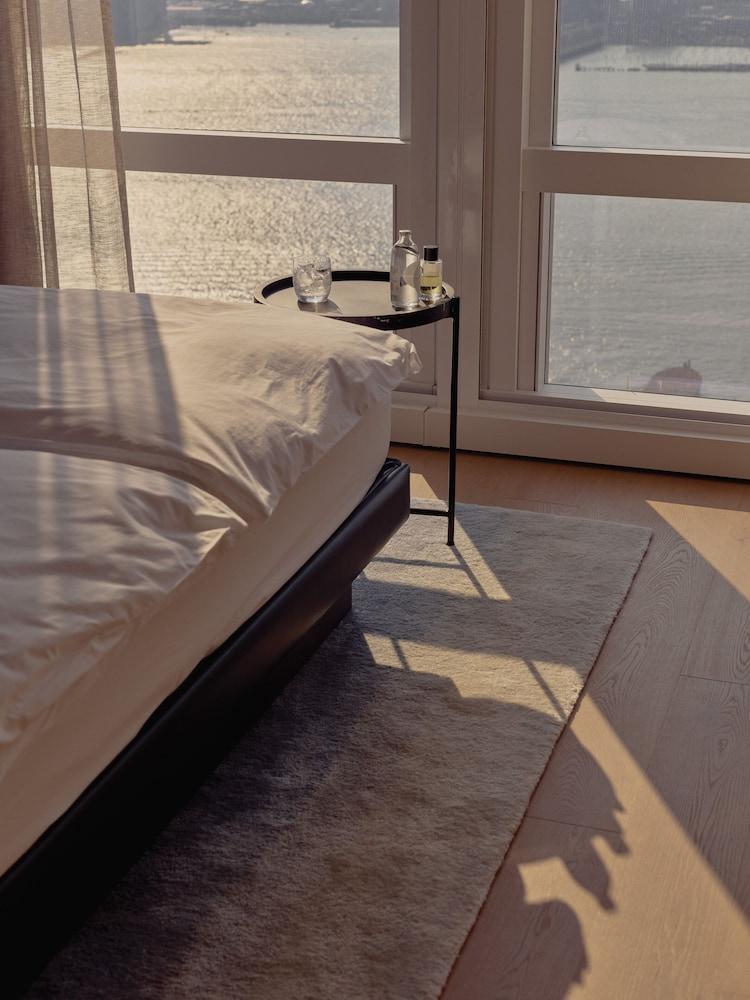 Equinox Hotel New York Room Type - Deluxe Room, 1 King Bed, River View