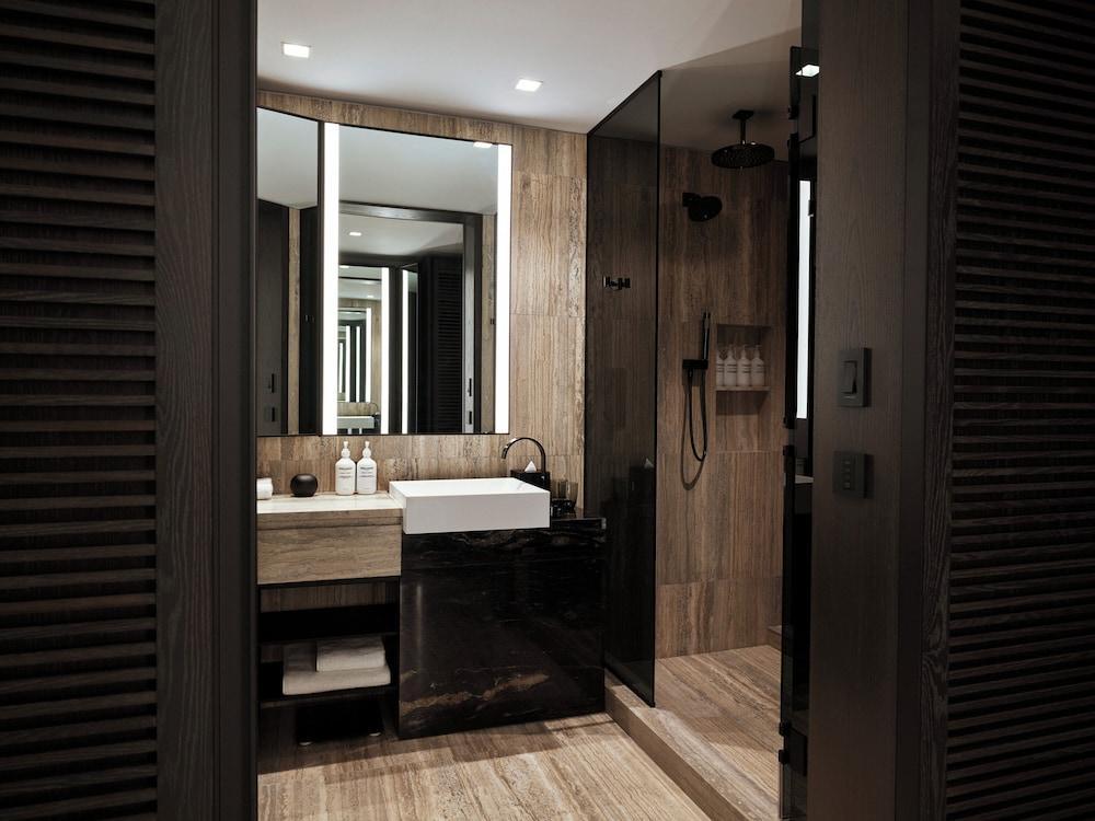Equinox Hotel New York Room Type - Deluxe Room, 2 Double Beds, Mobility Accessible, City View