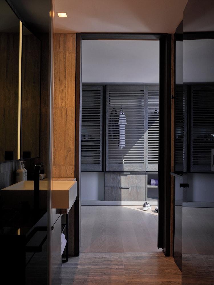 Equinox Hotel New York Room Type - Deluxe Room, Skyline View, 1 King Bed