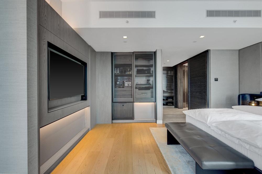 Equinox Hotel New York Room Type - Deluxe Room, Vessel View, 1 King Bed