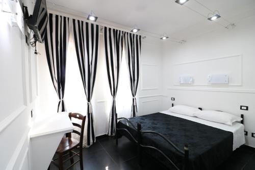 Palace Rome - Hostel Room Type - Triple Room Palace Rome - Hostel Room Type - Triple Room