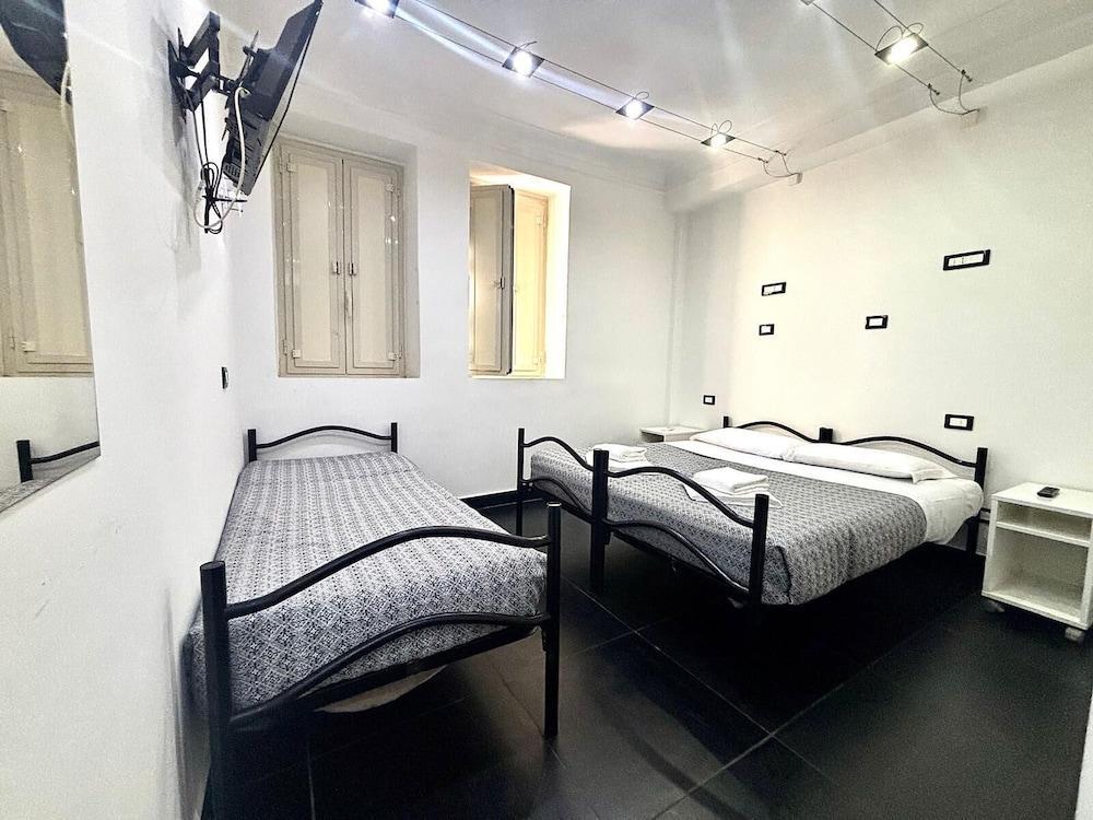 Palace Rome - Hostel Room Type - Basic Triple Room Palace Rome - Hostel Room Type - Basic Triple Room