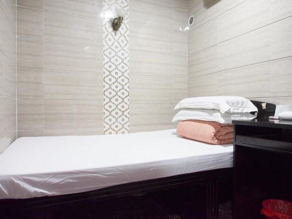 Everest Hostel Block E Room Type - Basic Single Room, 1 Twin Bed, Non Smoking
