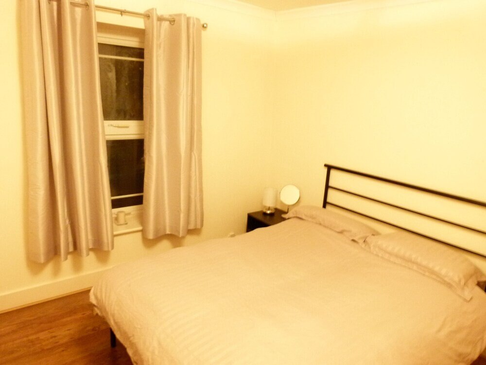 SS Property Hub - Canary Wharf Family Apartment - Tap to explore photos