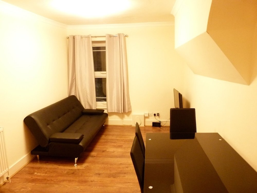 SS Property Hub - Canary Wharf Family Apartment - Tap to explore photos