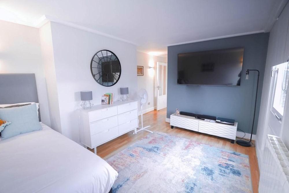 Camden Serviced Apartments by Globe - Tap to explore photos