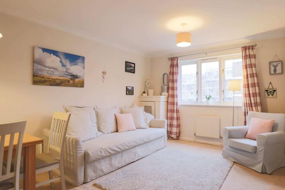 Cosy 1 Bedrooom in Fabulous Location - Tap to explore photos