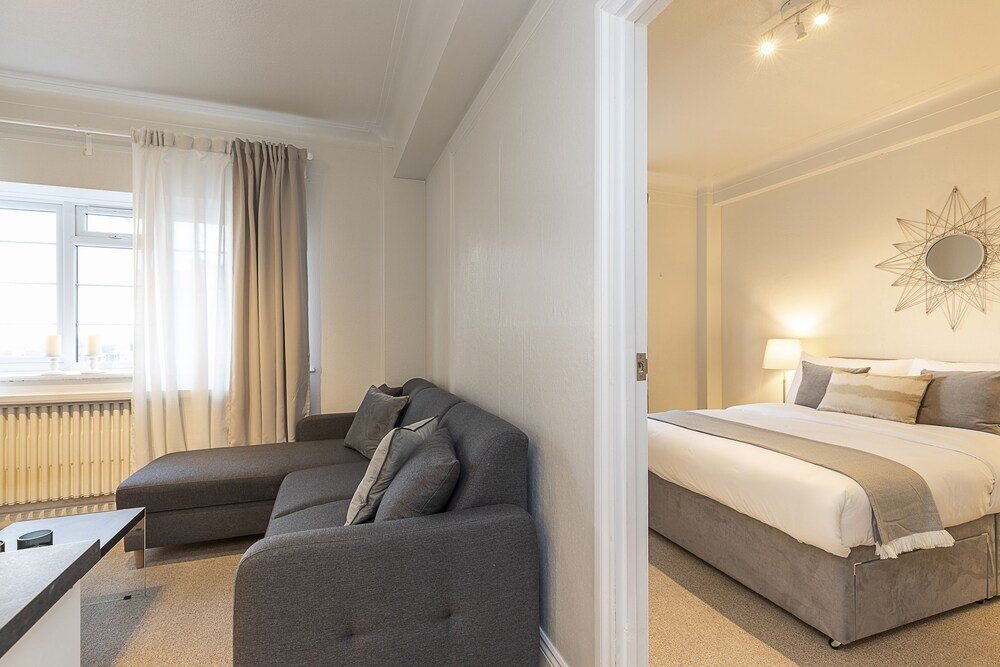 Grand Swiss Cottage Apartment - Tap to explore photos