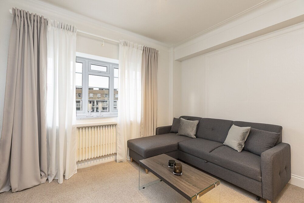 Grand Swiss Cottage Apartment - Tap to explore photos