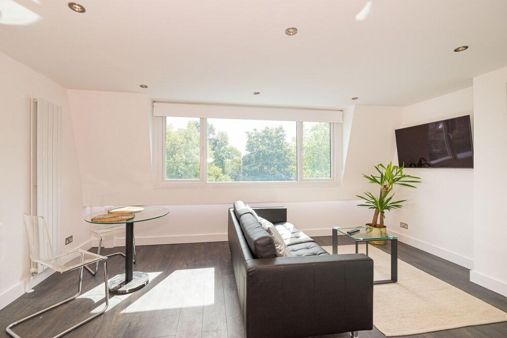 Bright Aircon Apt Earls Court London - Tap to explore photos