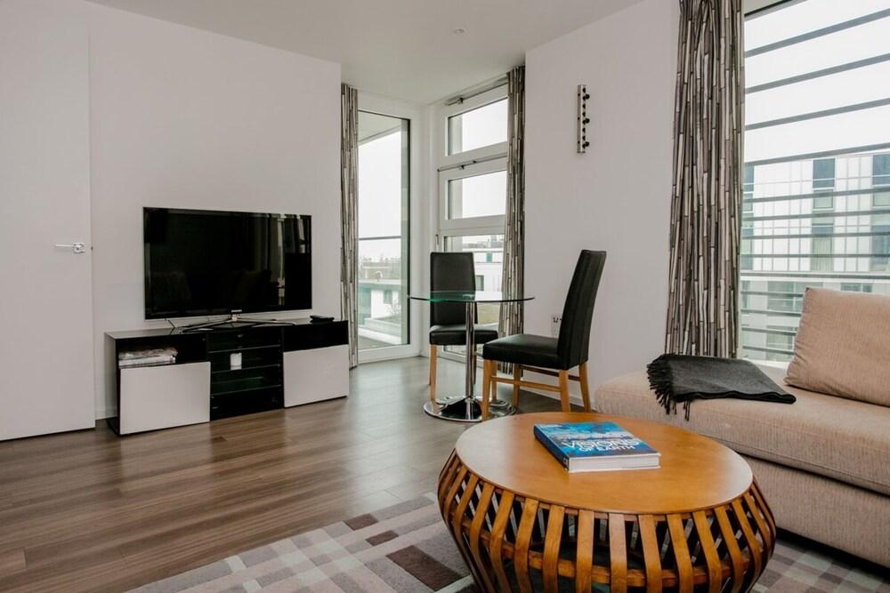Modern 1 Bedroom Flat in Wandsworth - Tap to explore photos