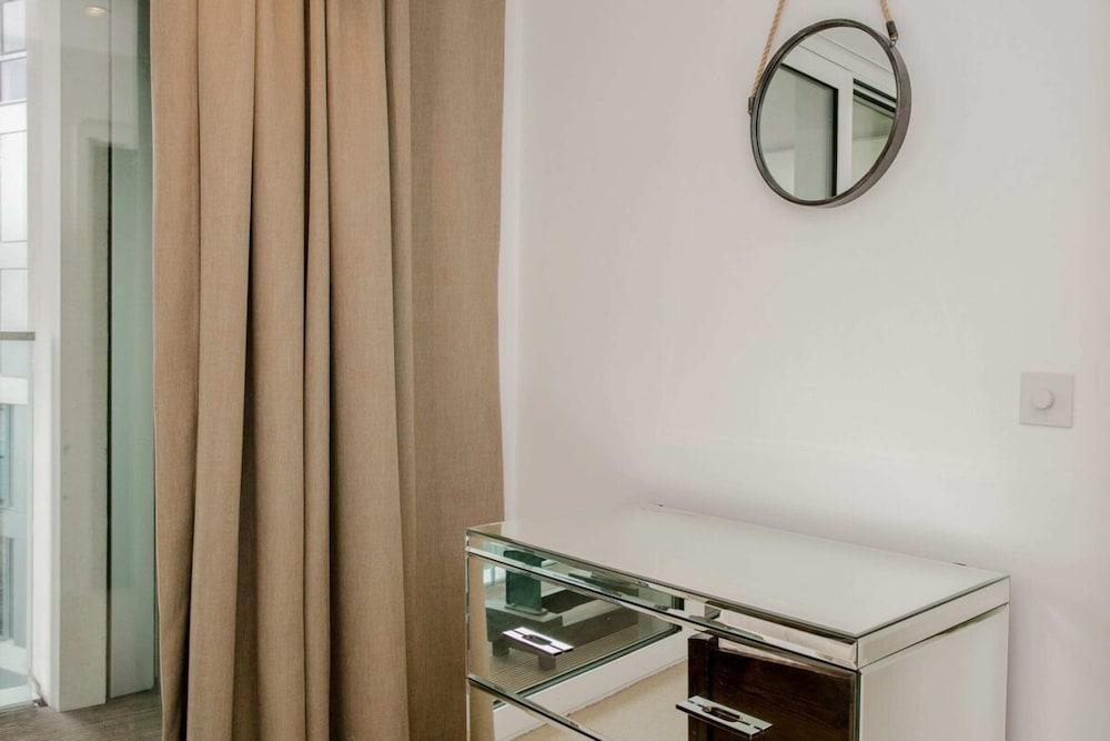 Modern 1 Bedroom Flat in Wandsworth - Tap to explore photos
