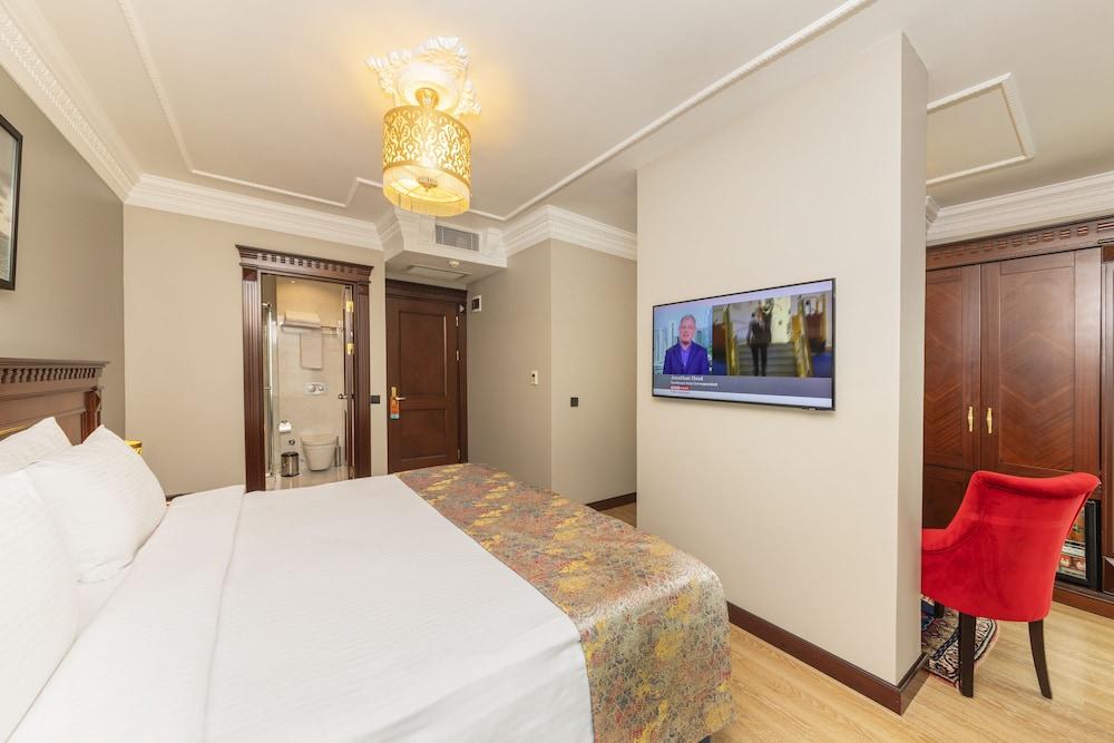 The Magnaura Palace Hotel Room Type - Deluxe Double Room