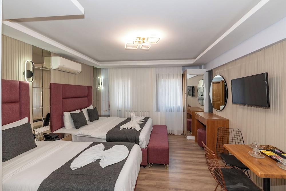 T-Square Residence Room Type - Deluxe Triple Room