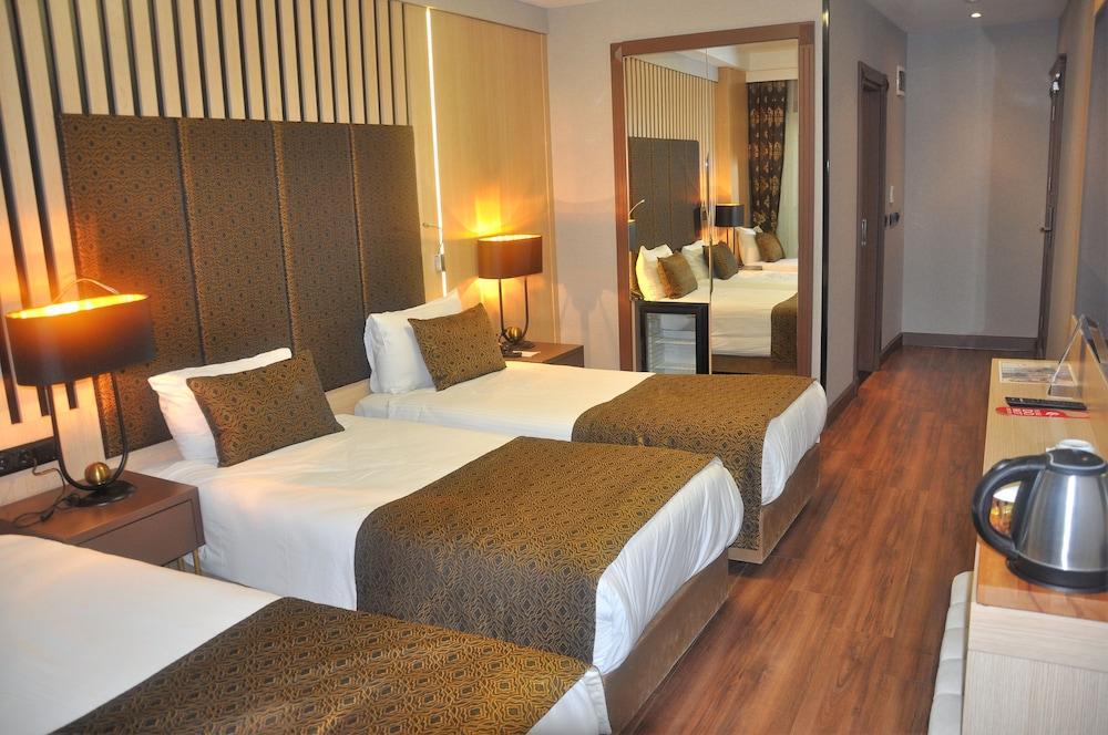 Pell Palace Hotel & Spa Room Type - Superior Triple Room