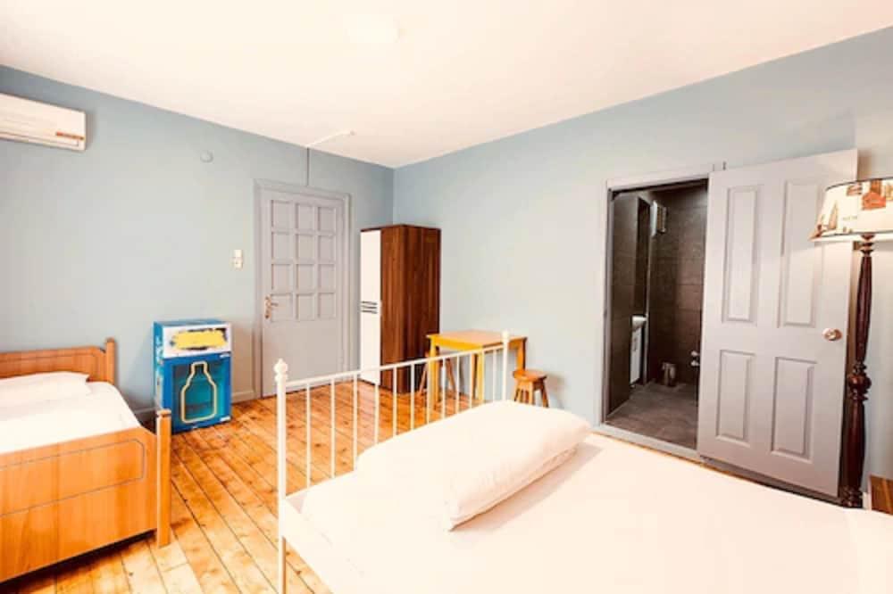 Cheers Midtown Hostel Room Type - Executive Triple Room