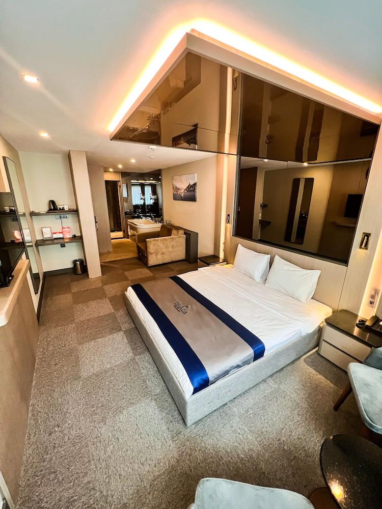 Triada Hotel Karakoy Room Type - Deluxe Double Room, Jetted Tub, Annex Building