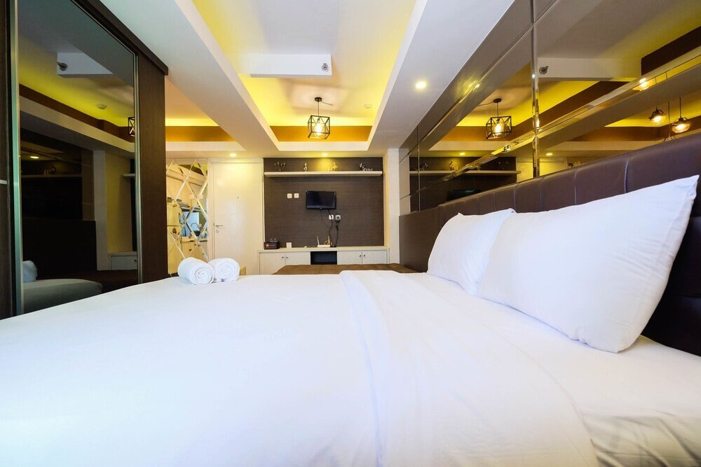 Spacious Studio Room at Green Pramuka Apartment - Tap to explore photos