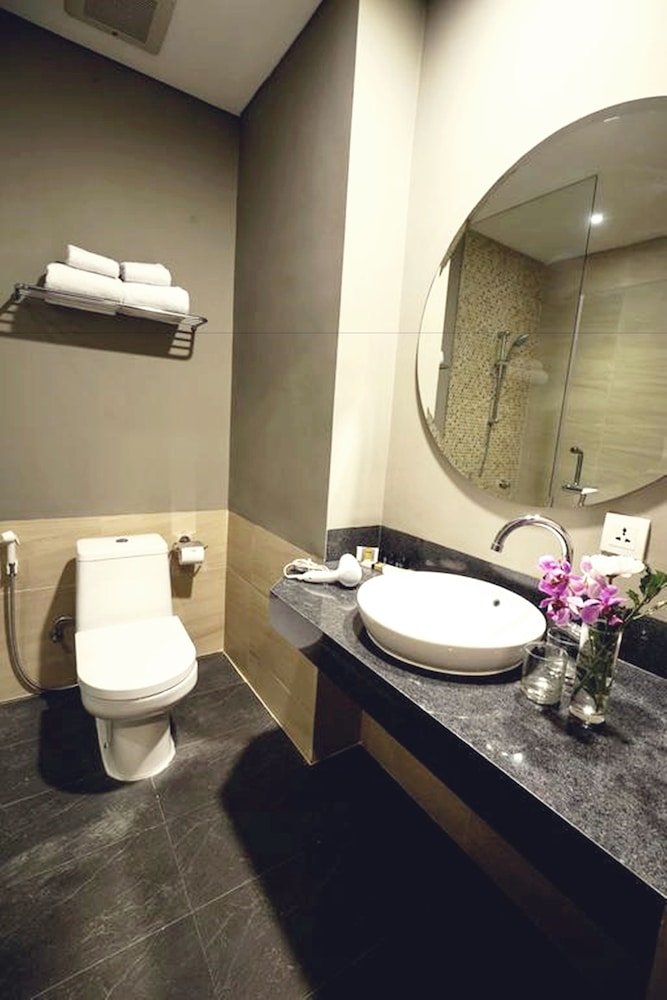 Liberty Hotel Thamrin Jakarta - Tap to explore photos