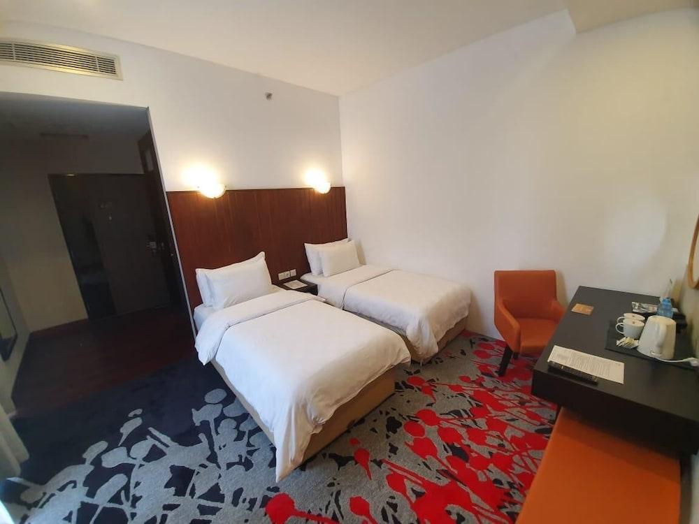 Liberty Hotel Thamrin Jakarta Room Type - Superior Twin Room, 2 Twin Beds
