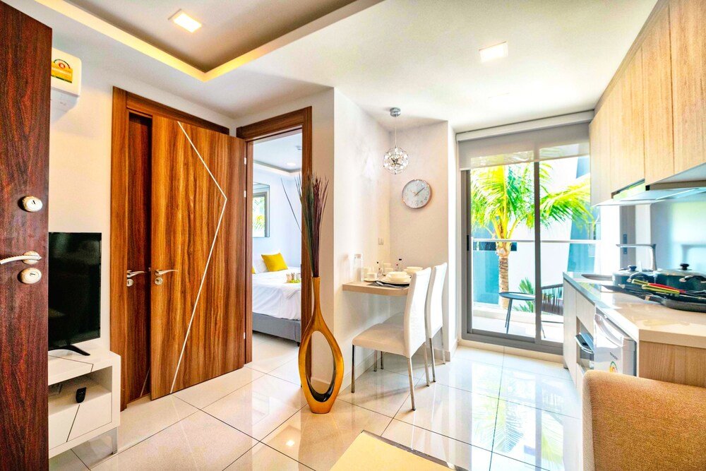 Arcadia Beach Resort Pattaya - Tap to explore photos
