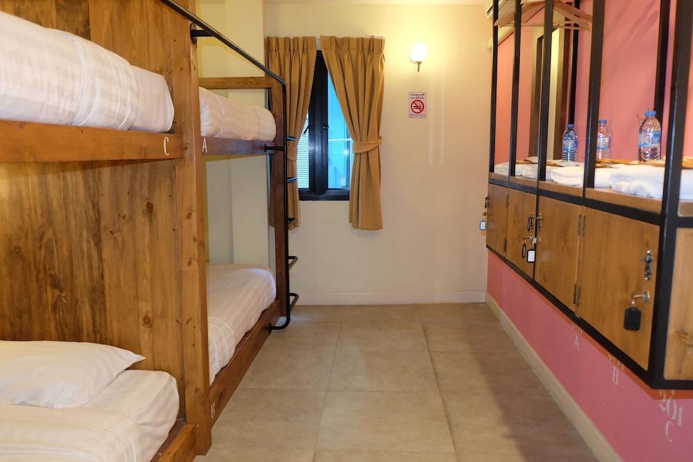 Siri Poshtel Bangkok Room Type - Quadruple with Shared Bathroom