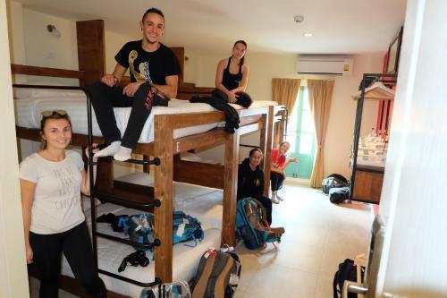Siri Poshtel Bangkok Room Type - Family Room with Bunk Beds - Private Bathroom