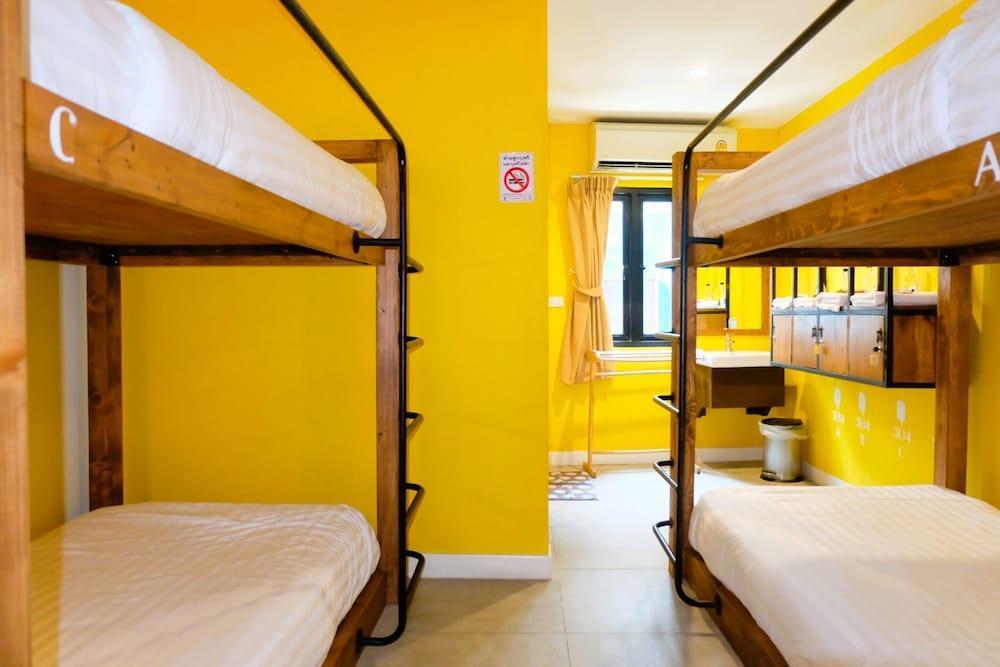 Siri Poshtel Bangkok Room Type - Quadruple with Private Bathroom