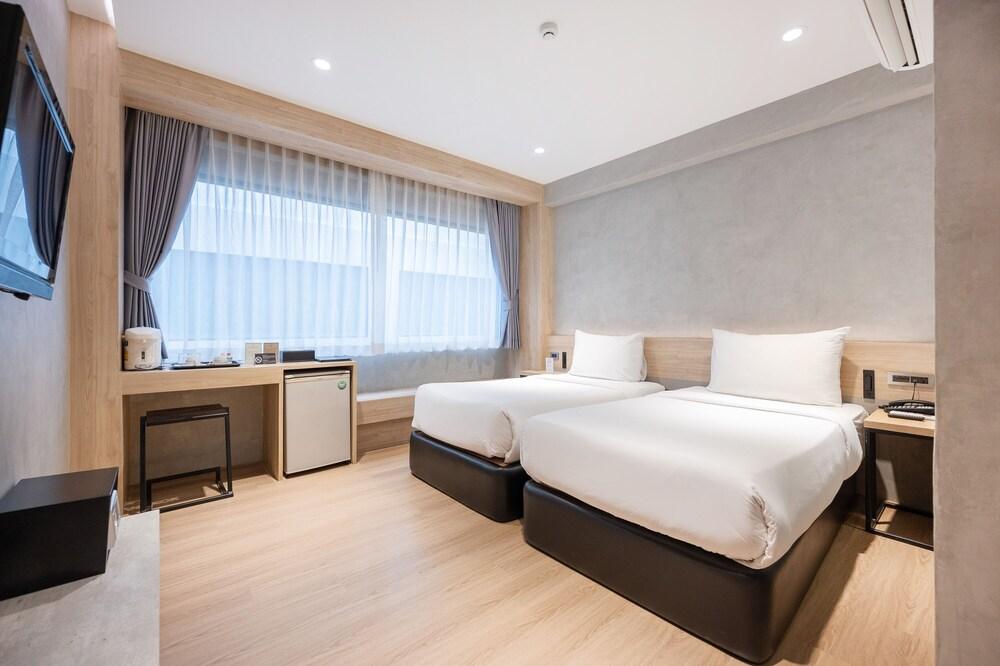 Loft Bangkok Hotel Room Type - Superior Twin Room