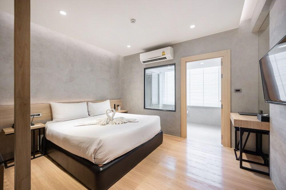 Loft Bangkok Hotel Room Type - Superior King Room