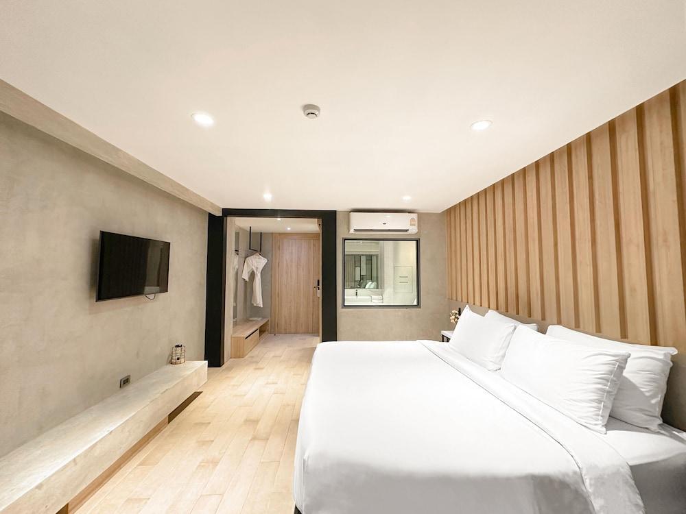 Loft Bangkok Hotel Room Type - Deluxe Double Room
