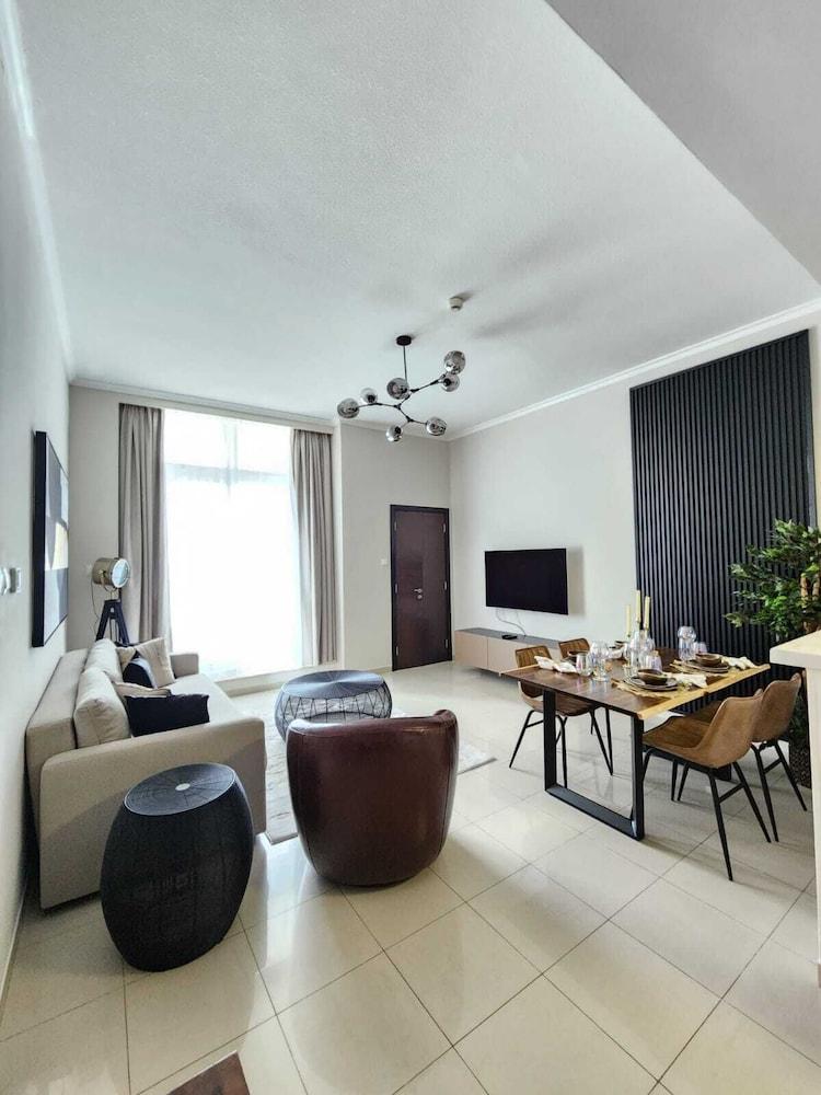 Nasma Luxury Stays - Botanica Tower - Tap to explore photos