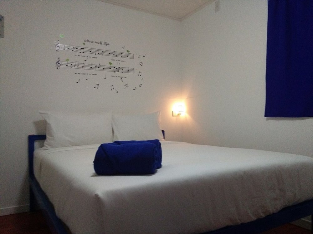 I Talay Beach Bar & Cottage Taling Ngam - Tap to explore photos