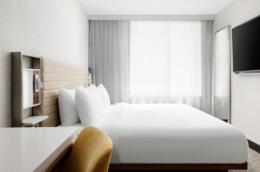 SpringHill Suites by Marriott New York Manhattan/Times Square South Room Type - Room, 1 King Bed, Hearing Accessible (Roll-in Shower)