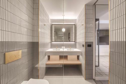 Vibe Hotel Sydney Darling Harbour - Tap to explore photos