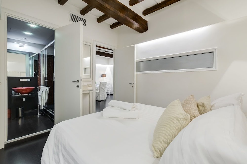 Colonna Suite Luxury - Pantheon - Tap to explore photos