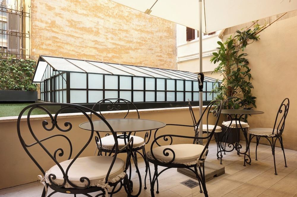Terrace Pantheon Relais - Tap to explore photos