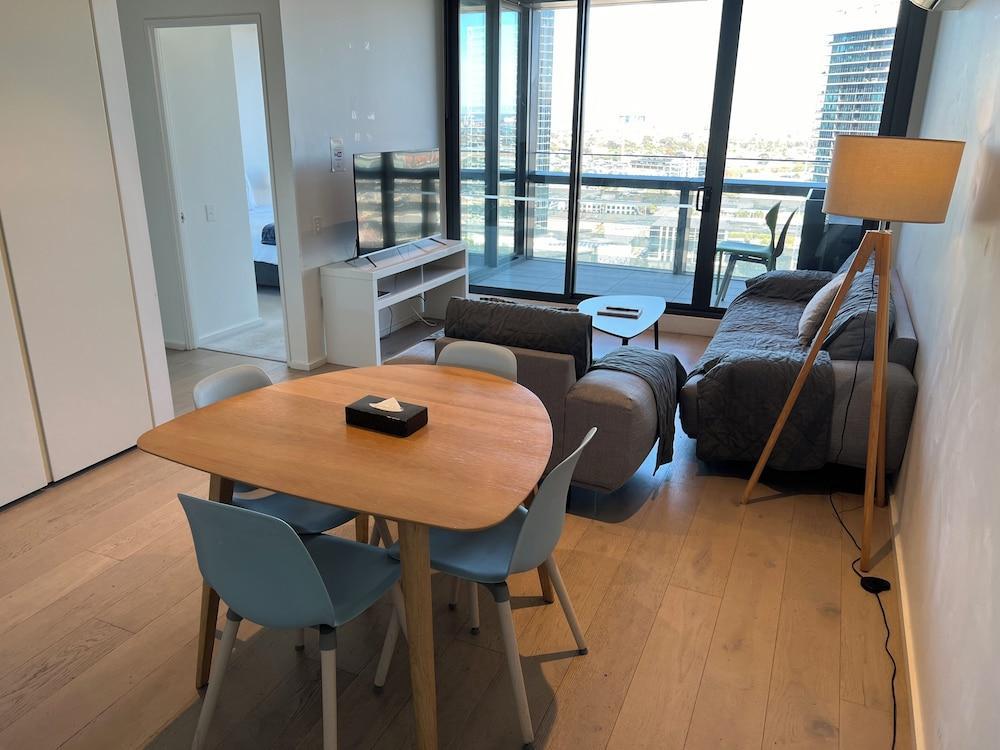 Winston Apartments Docklands - Tap to explore photos