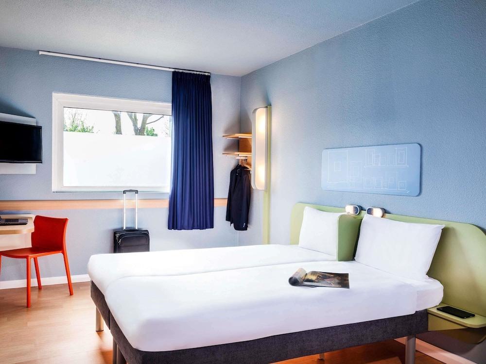 ibis budget London Barking Room Type - Room, 2 Twin Beds, Accessible