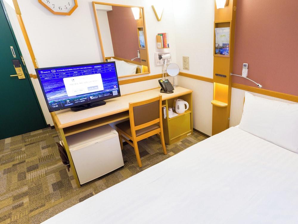 Toyoko Inn Nihombashi Bakurocho - Tap to explore photos
