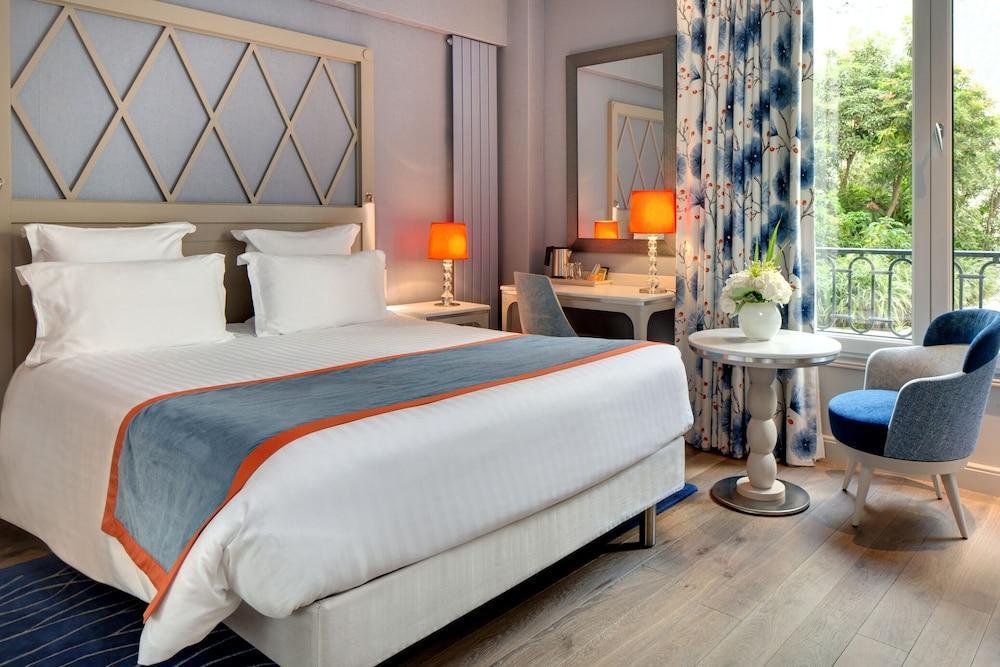 Hotel Rochester Champs Elysees - Tap to explore photos