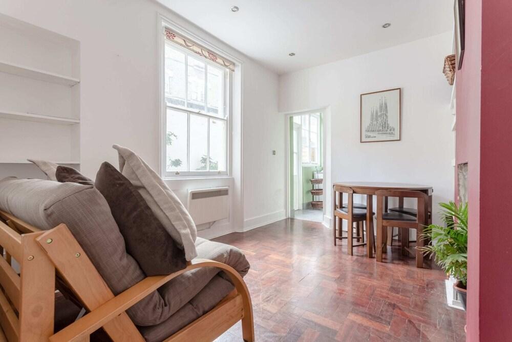 Modern 2 Bedroom Flat in Central London - Tap to explore photos