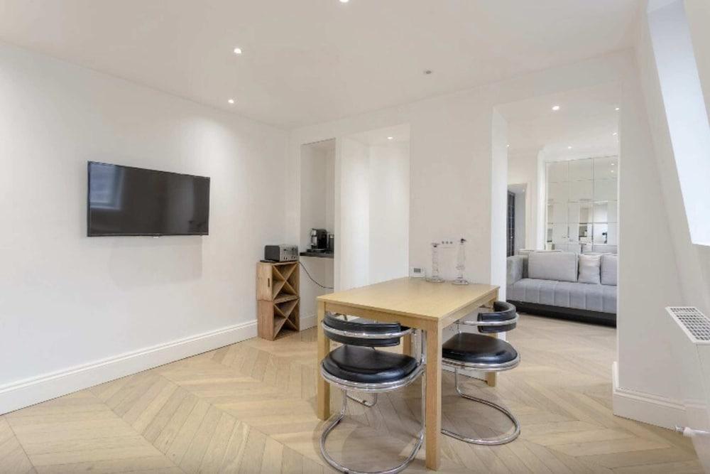 Elegant 1 Bedroom Apartment in South Kensington - Tap to explore photos
