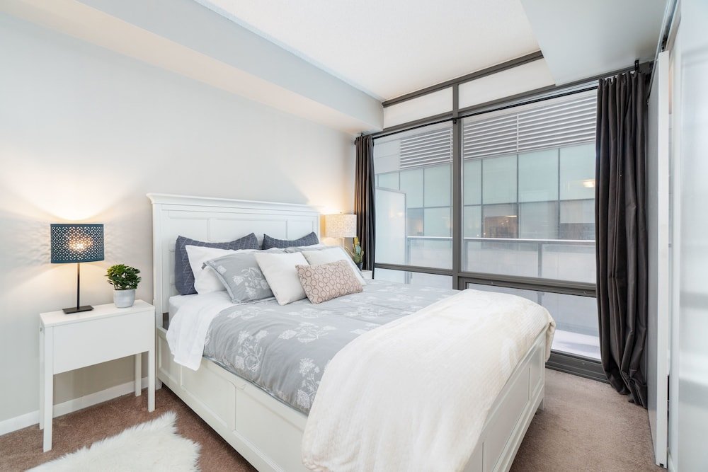 QuickStay - Luxurious 2-Bedroom Condo, Downtown Core - Tap to explore photos