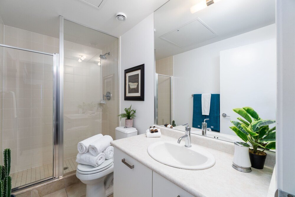 QuickStay - Luxurious 2-Bedroom Condo, Downtown Core - Tap to explore photos