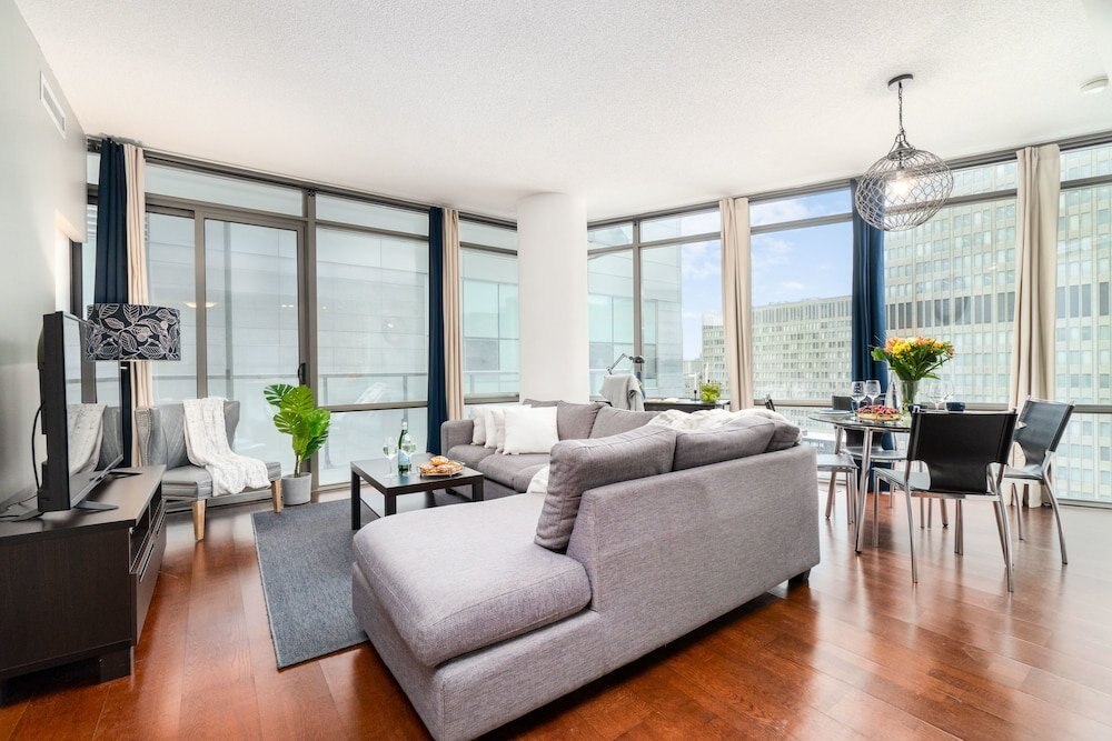 QuickStay - Luxurious 2-Bedroom Condo, Downtown Core - Tap to explore photos