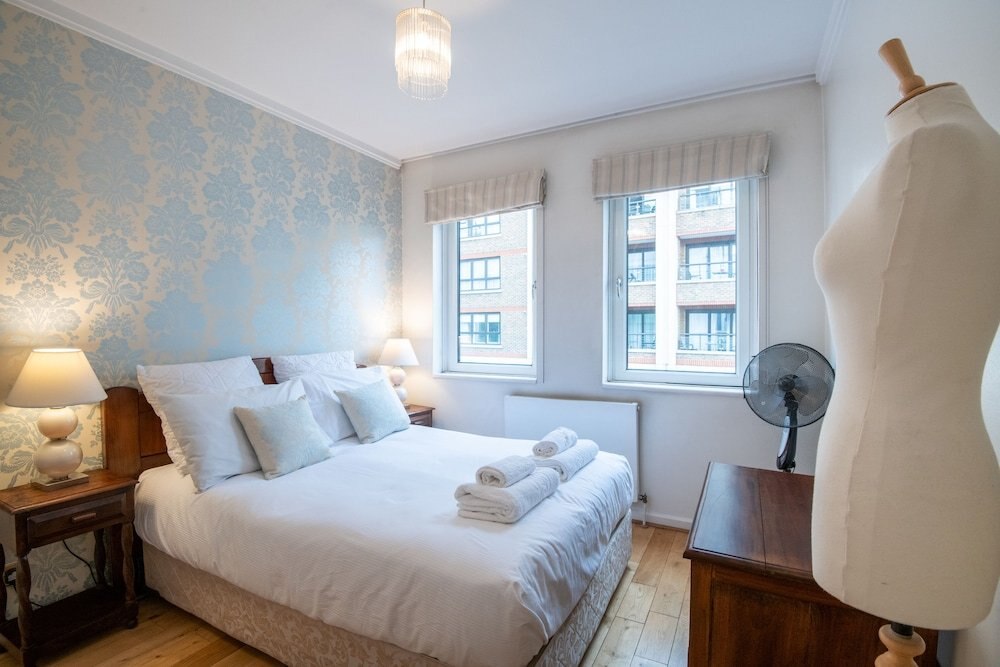 Delightful Kensington Home close to Hyde Park - Tap to explore photos