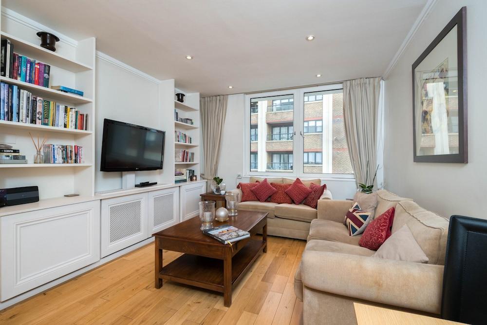 Delightful Kensington Home close to Hyde Park - Tap to explore photos