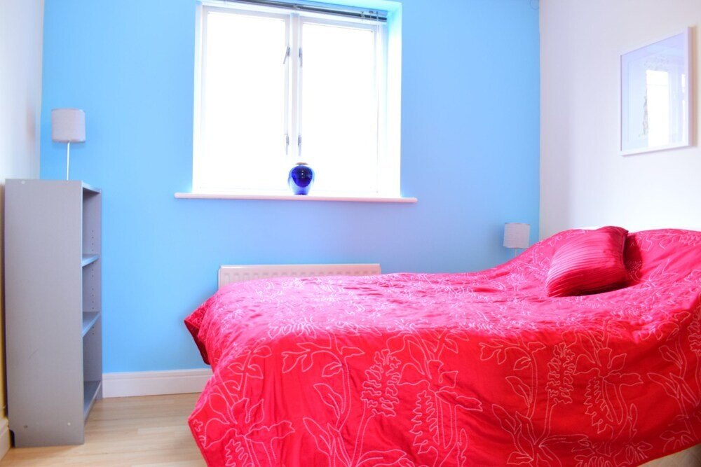 Bright 4 Bed Flat In Stepney Green - Tap to explore photos