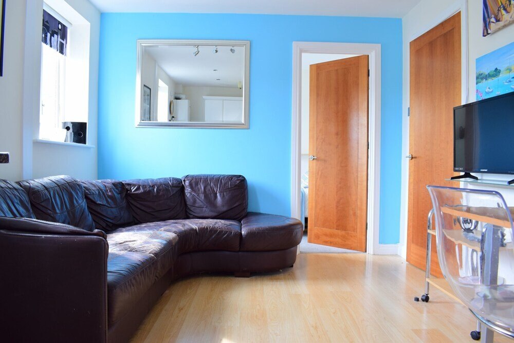 Bright 4 Bed Flat In Stepney Green - Tap to explore photos